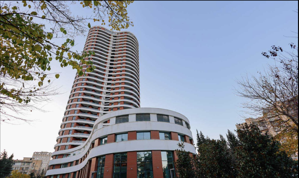 ქირავდება 4 ოთახიანი ბინა საბურთალოზე